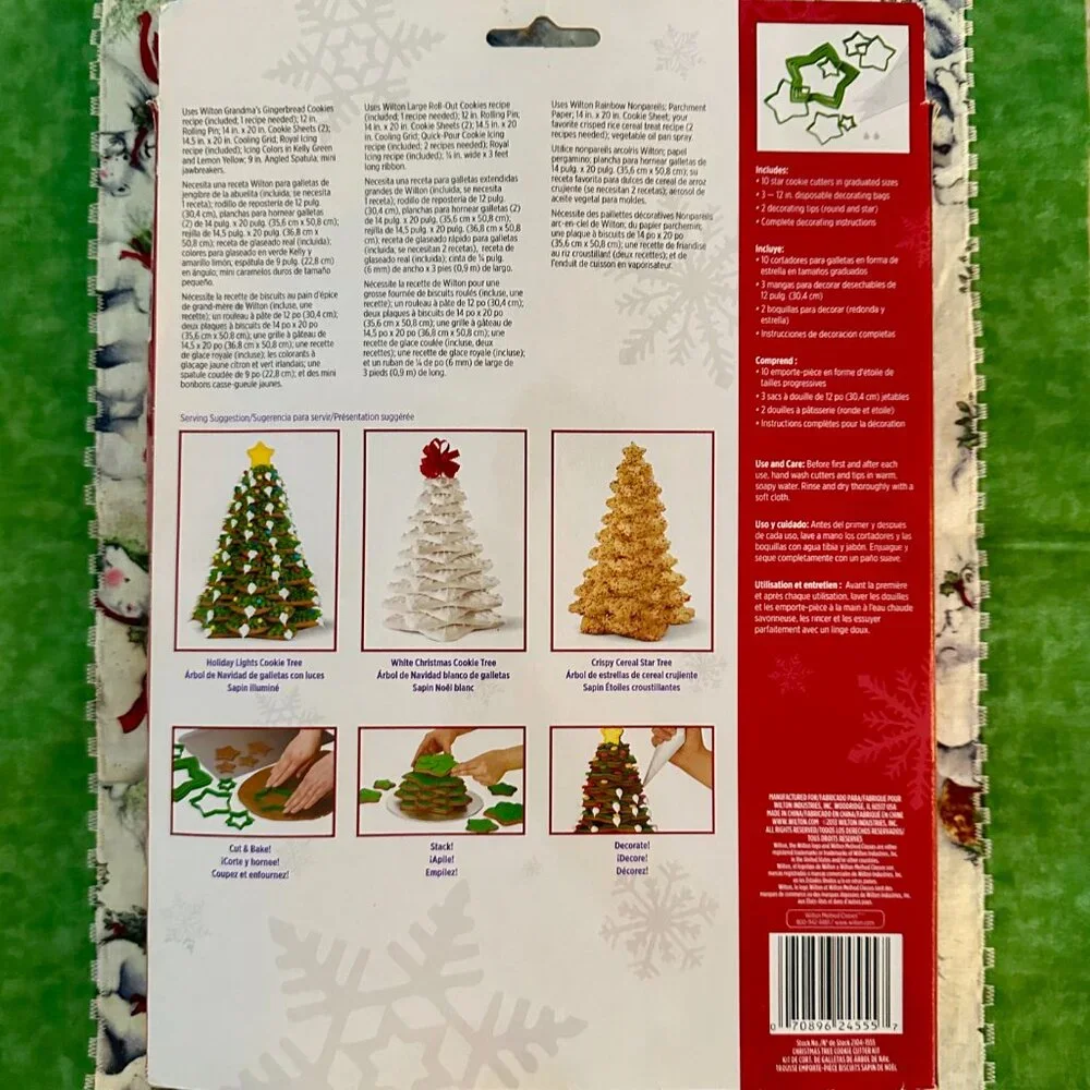 NIB Wilton Christmas Tree Cookie Cutter Kit 3 Decorating Bags 2 Decorating Tips